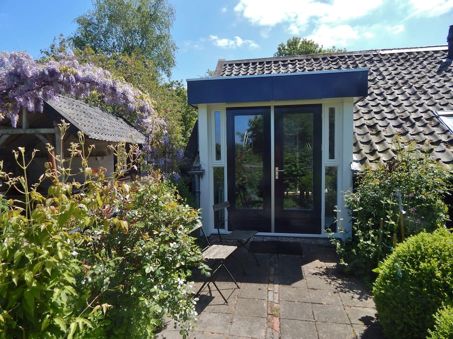 Achterzijde cottage met vrij uitzicht op de tuin