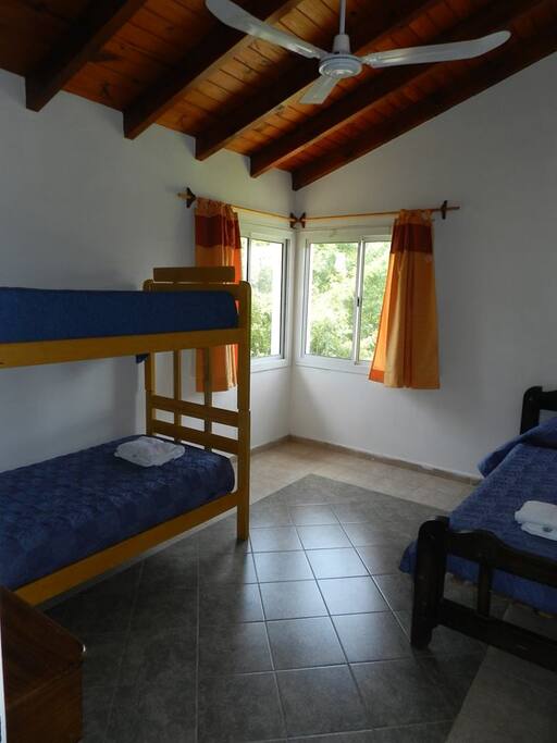 cuarto en planta superior con tres camas