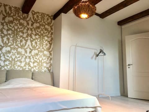 Zurich, large room, separate entrance by the lake & public transport