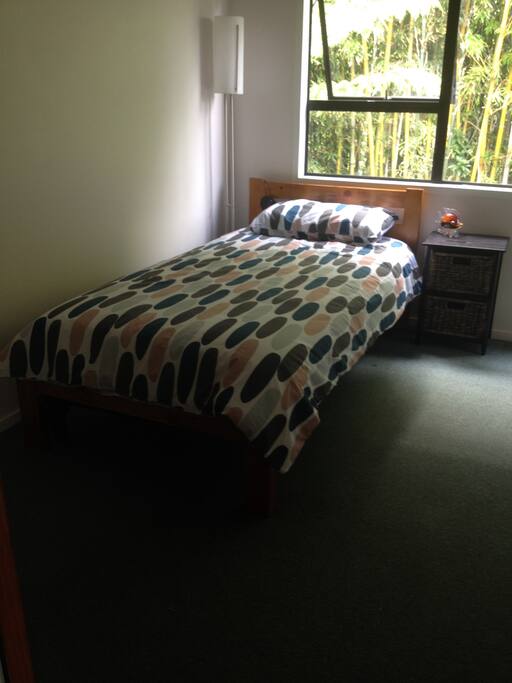 Single bedroom and bed