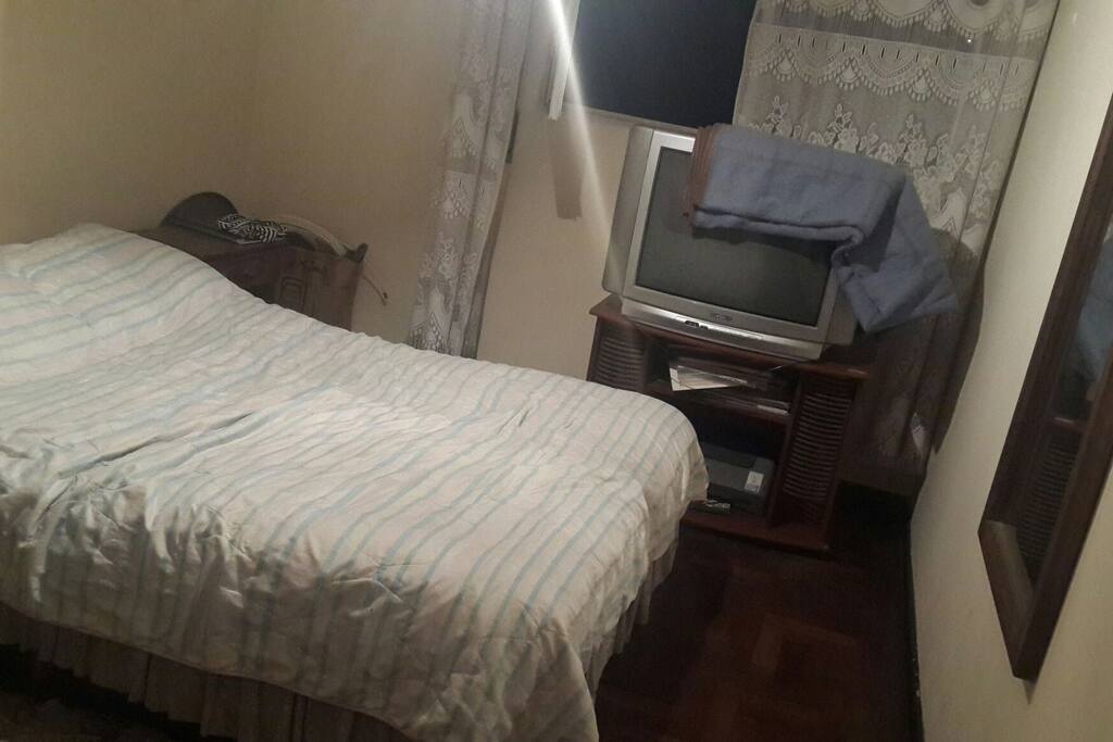 Si son dos, pueden compartir esta cama y yo uso la otra habitación. Sommier de dos plazas, espejo en frente a la cama.