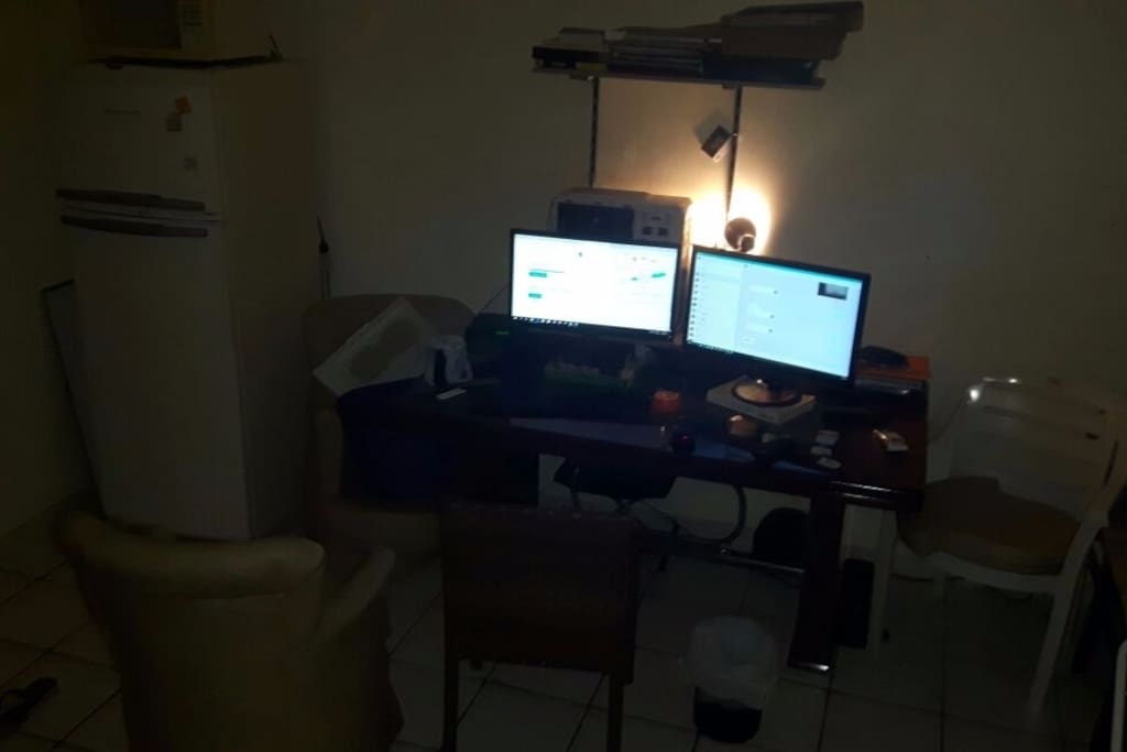 Geladeira, cadeiras (9 ao todo, incluindo algumas que não foram inclusas na foto), cesto e mesa