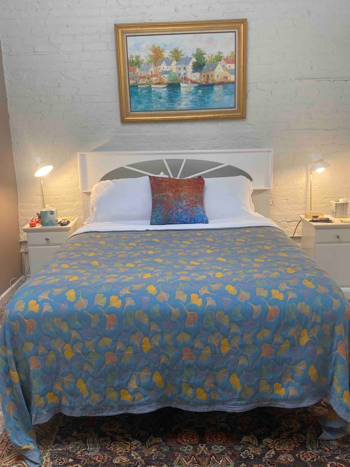 يحتوي سرير كوين على رأس وقدمين يضبطان الارتفاع، وخزانة كاملة، وطلاء اللون الزيتي الأصلي، ومروحة سقف، وخزانة ملابس، وتلفزيون ذكي، وبياضات من الخيزران رائعة، ومنور، ولا توجد نوافذ خارجية.