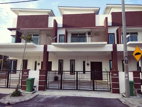 Aufa| 4 Aircond rooms | Wifi| HSB