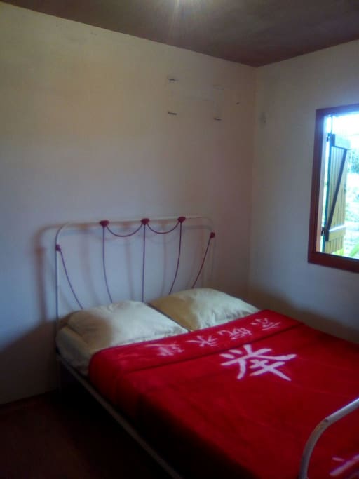 Lit double dans chambre principale