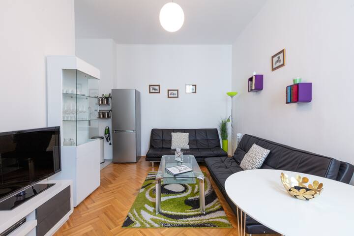 3 min walk to old city. 15 min to your convention.