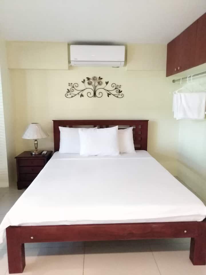 საძინებელი1:
1 საწოლიანი საწოლი აივნით