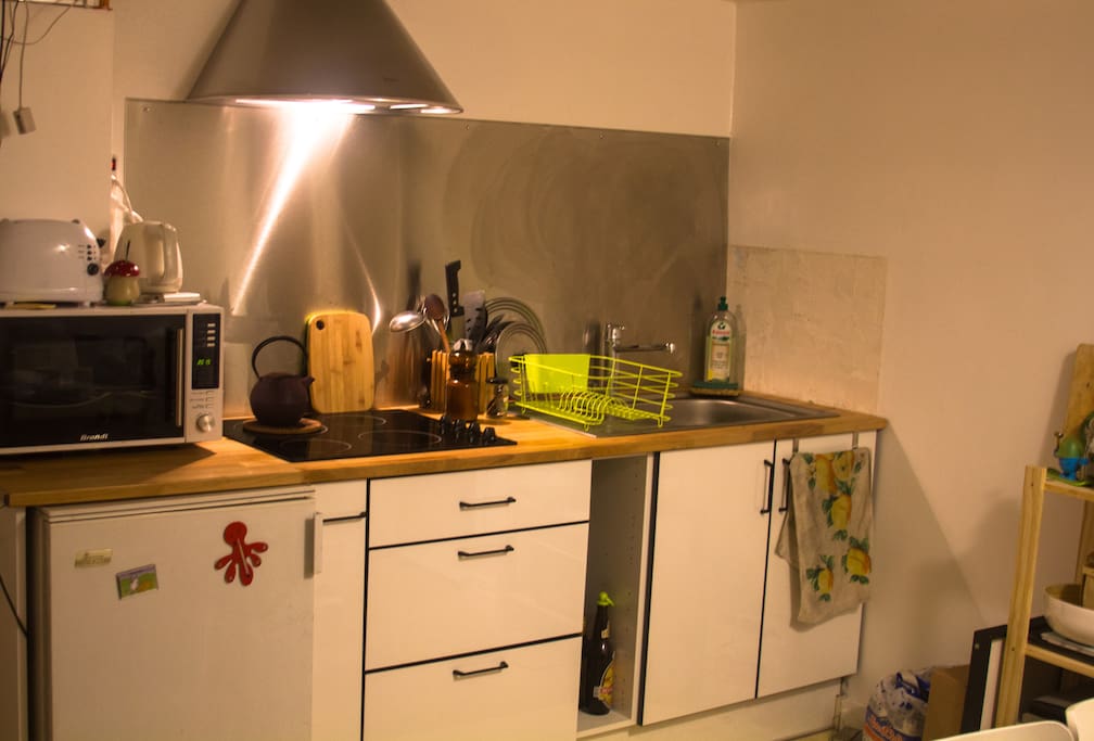 Cuisine | four, micro-ondes, plaques, vaisselle