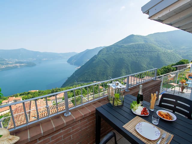 VanGogh-beautiful lake Iseo view and swimming pool