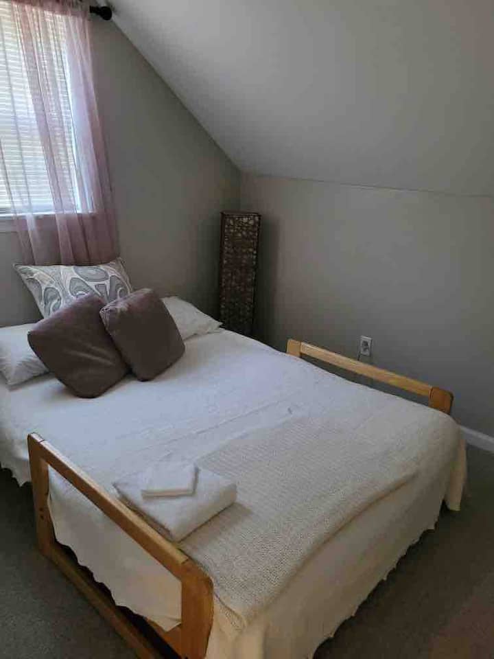 منطقة مكتب مع أريكة فوتون كاملة الحجم. مسكن مريح لشخص بالغ أو طفلين صغيرين.