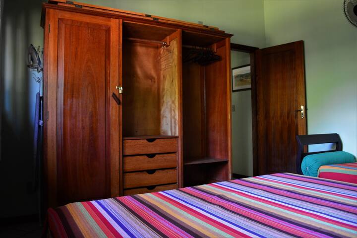 Slaapkamer 2 - een super kingsize bed + een eenpersoonsbed en kledingkast met ruimte beschikbaar voor gasten