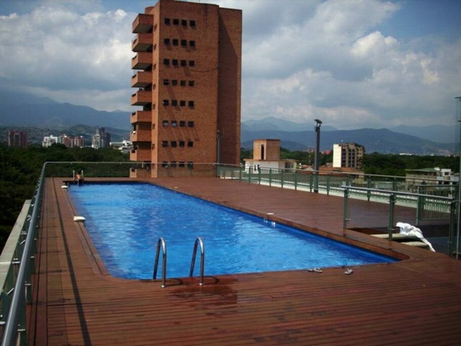 Zona común en terraza con piscina.