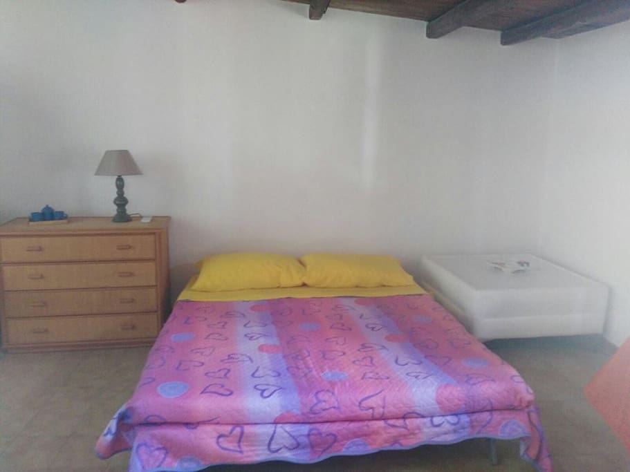 Divano letto matrimoniale grande.