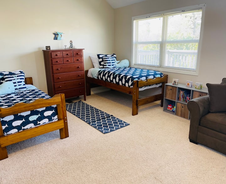 Camas individuales arriba en un dormitorio grande estilo loft