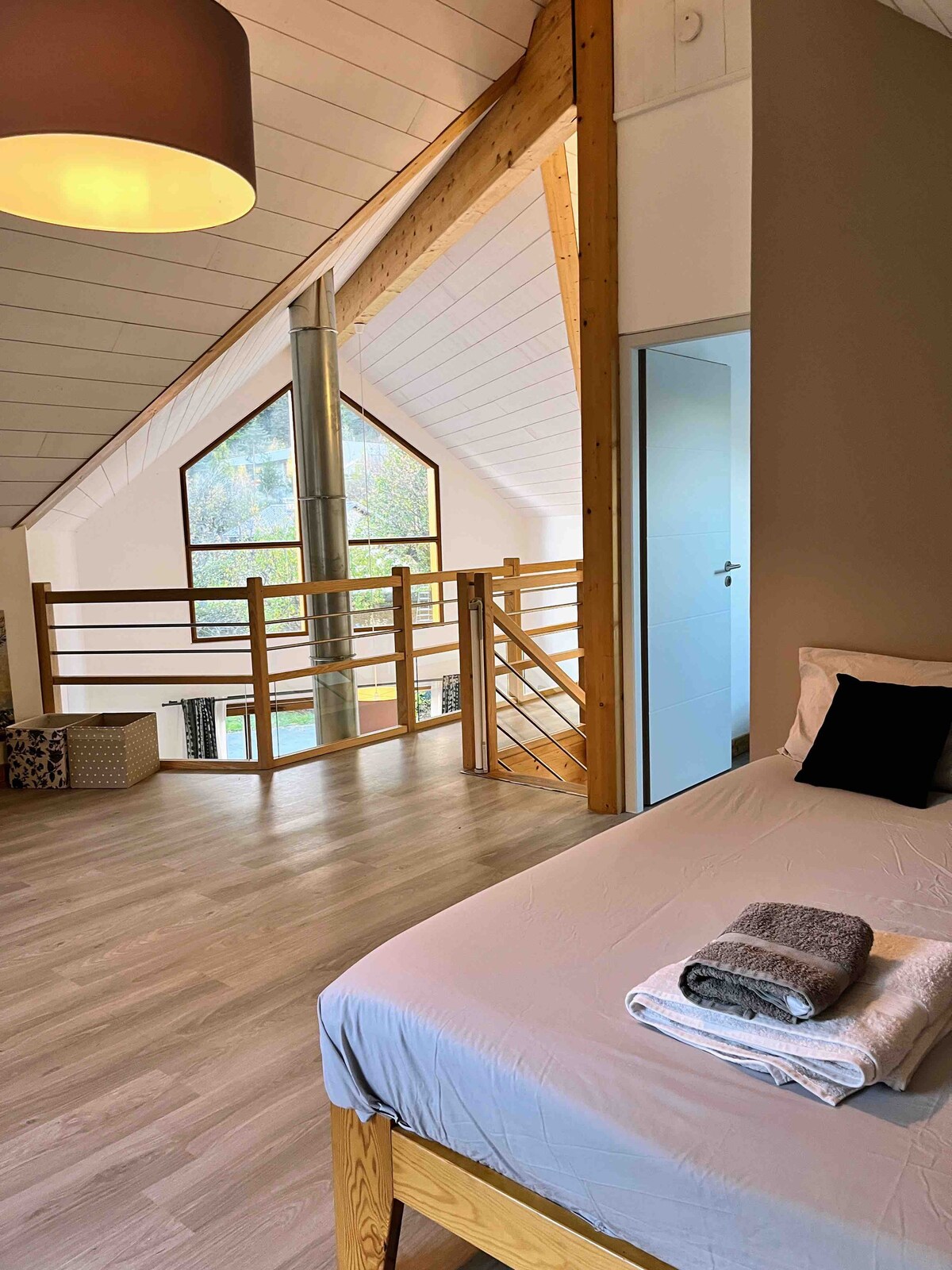 เตียงคู่ชั้นแรกบนชั้นลอย 