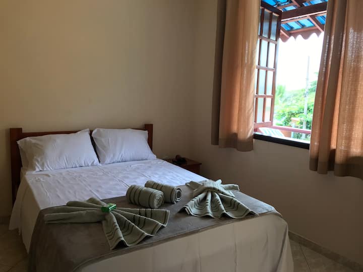 ห้องพักพร้อมเตียงคู่โต๊ะข้างเตียงตู้เสื้อผ้าพัดลมราวแขวนผ้า