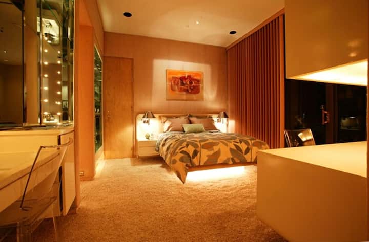 Spálňa pre hostí s manželskou posteľou.