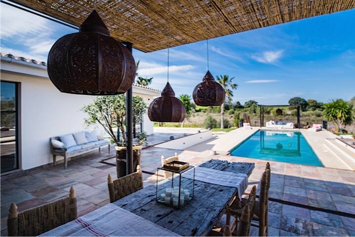 High Standard Luxurious Villa – ETV/8722 gallery image 2