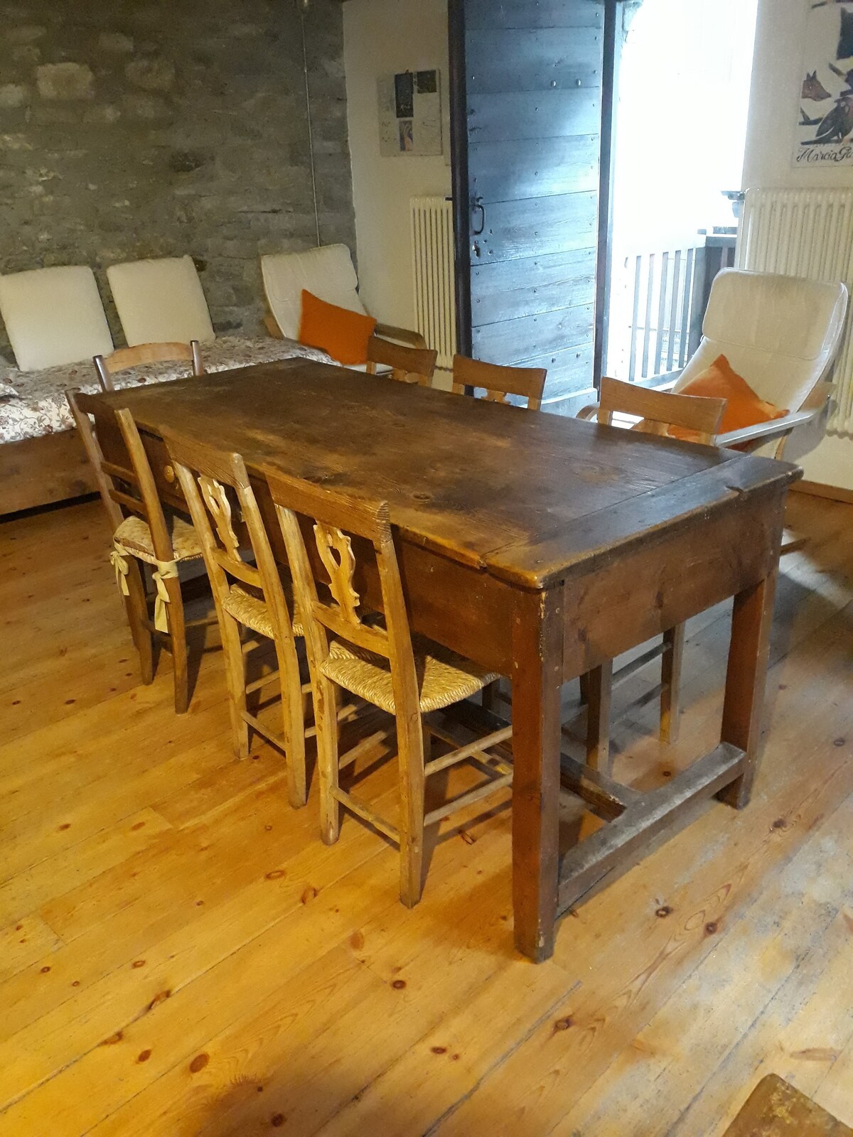 带大桌子的客厅