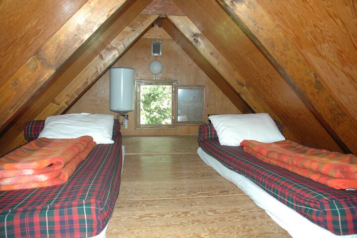 V medziposchodí, pre 2 osoby... je to „úkryt“, obľúbený detský kútik.
2 matrace z 90, na drevených roštových pružinách