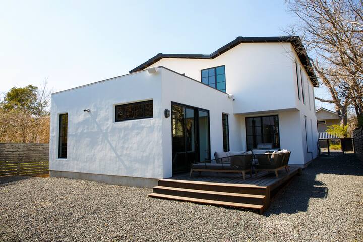 Gorgeous Modern Home in East Austin! gallery image 2