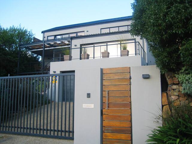 Contemporary home with beautiful Hout Bay views gallery image 3