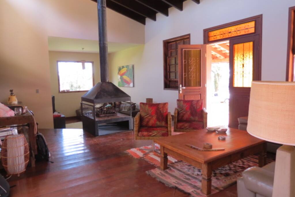 Sala aconchegante com lareira central.