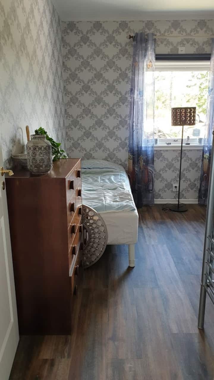 Lilla sovrummet med 2 enkel sängar och 1 våningsäng