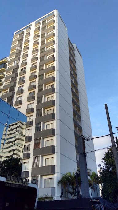 Prédio lateral - foi pintado.