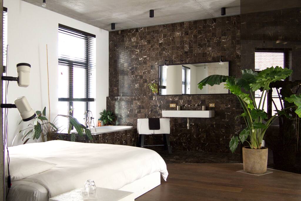 R1 / big private shower / bathroom / toilet