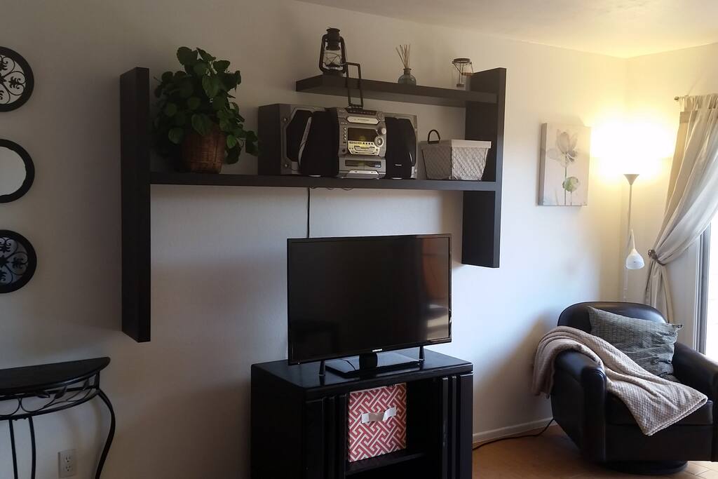Living room - Brand new 40" TV with Googlecast