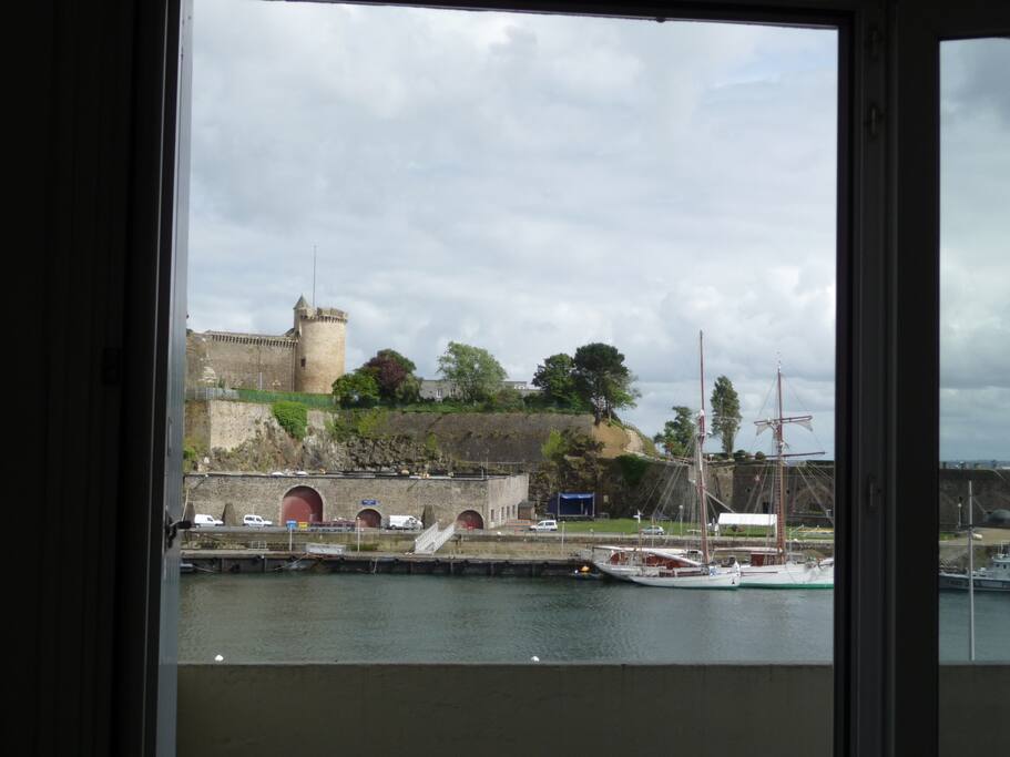 Vue sur le lieu des festivités depuis le salon et le balcon.