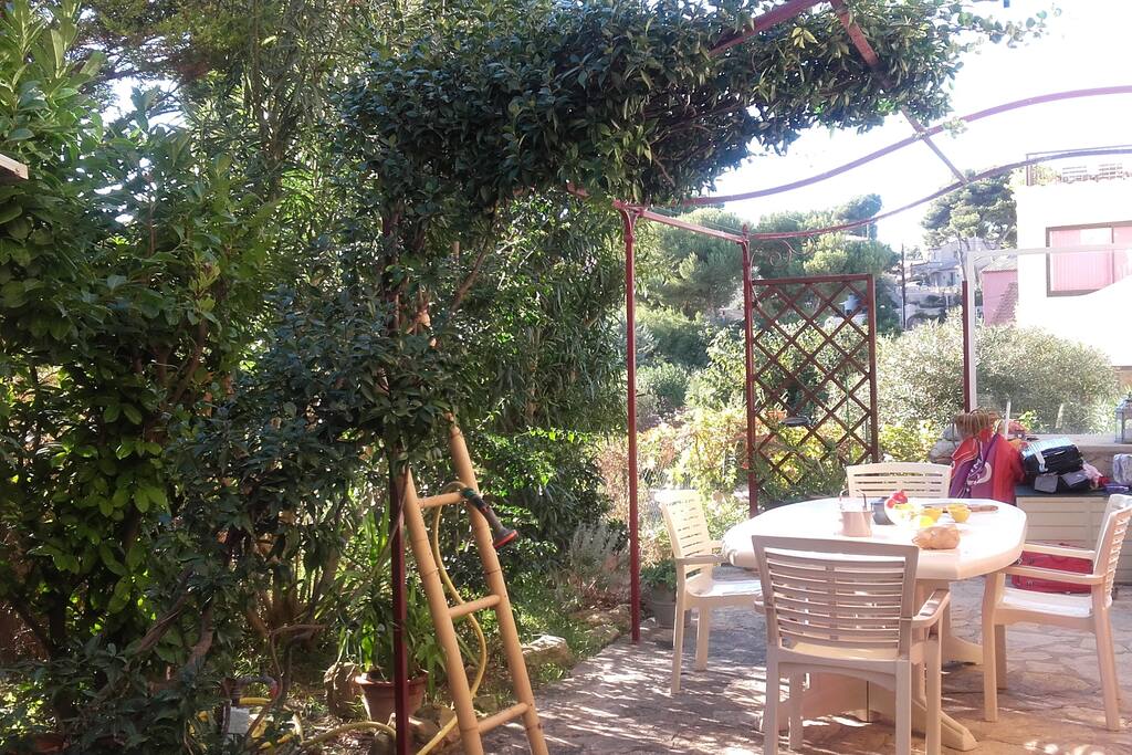 Patio ombragé, où il fait bon prendre ses repas / nice shadded garden to enjoy your meals