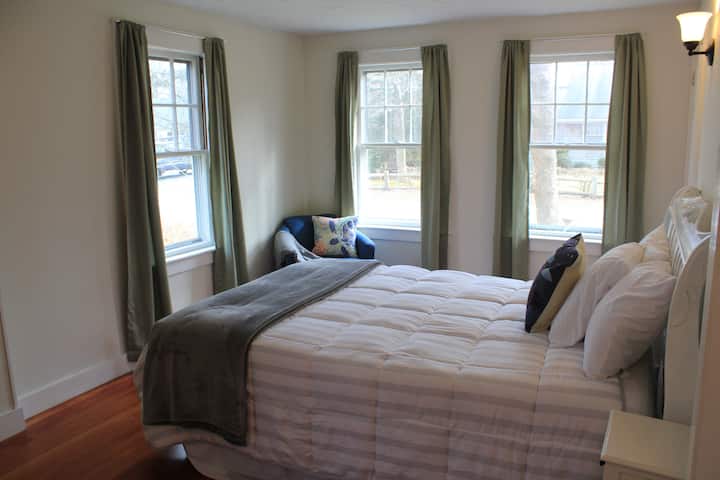 Fotka 1 spálne s manželskou posteľou na 1. poschodí.