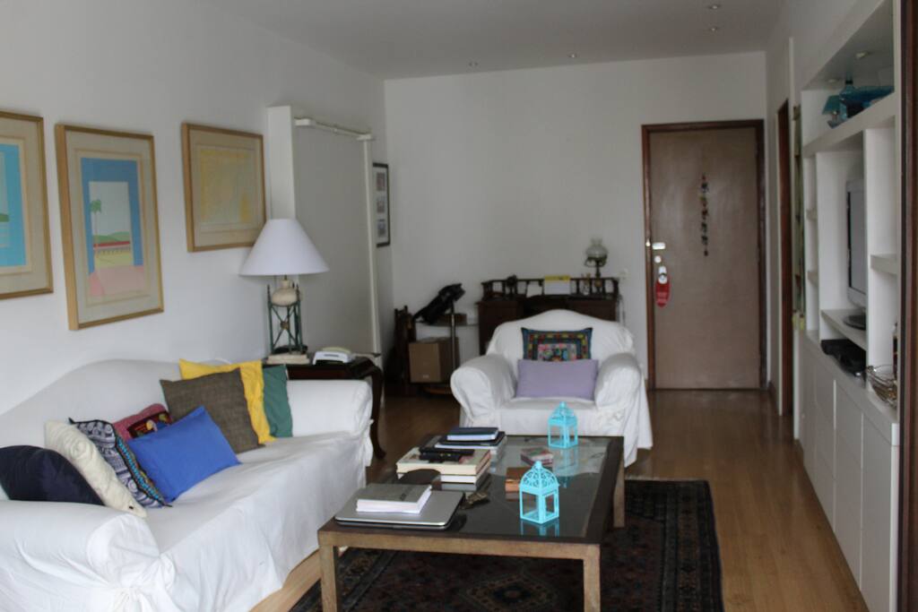 Sala ampla, arejada, com tv LCD "32" e ar condicionado split