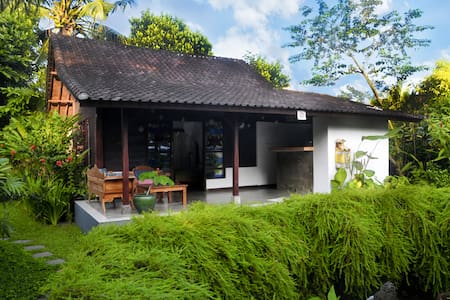 Eco-house with pool & yoga-terrace in Penestanan