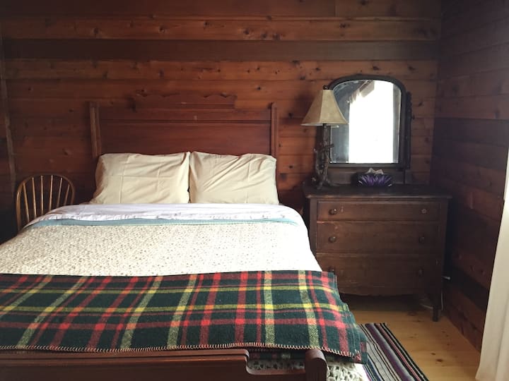 Cedarbelle Cozy Cabin with Hot Tub & Sauna Houses for Rent in