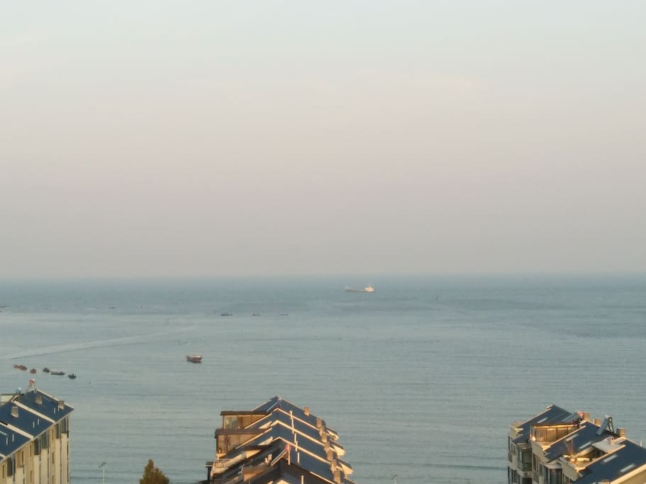 渔舟唱晚,平添诗意。窗外即是美景。