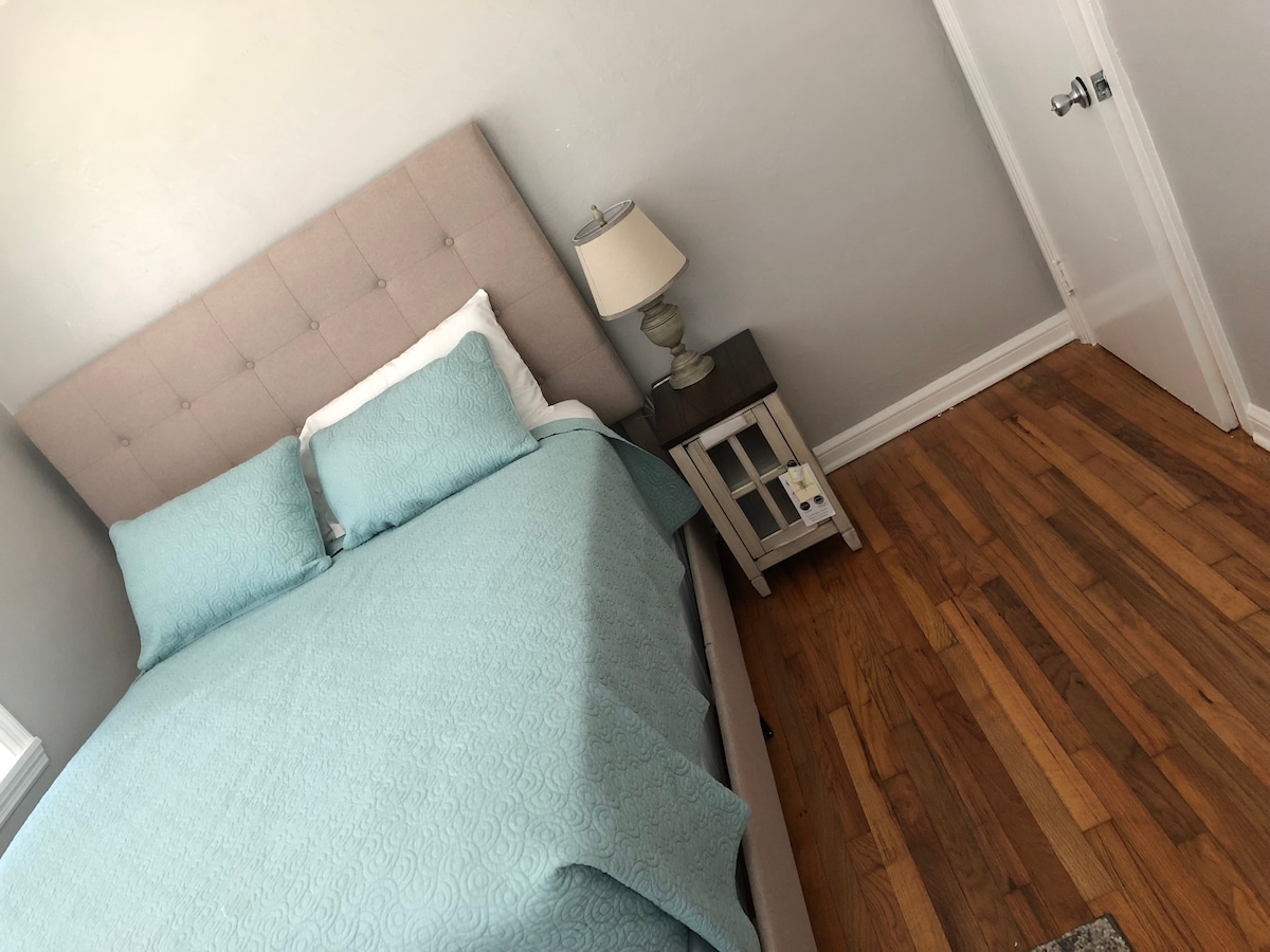 Dormitorio #1 con cama tamaño queen.