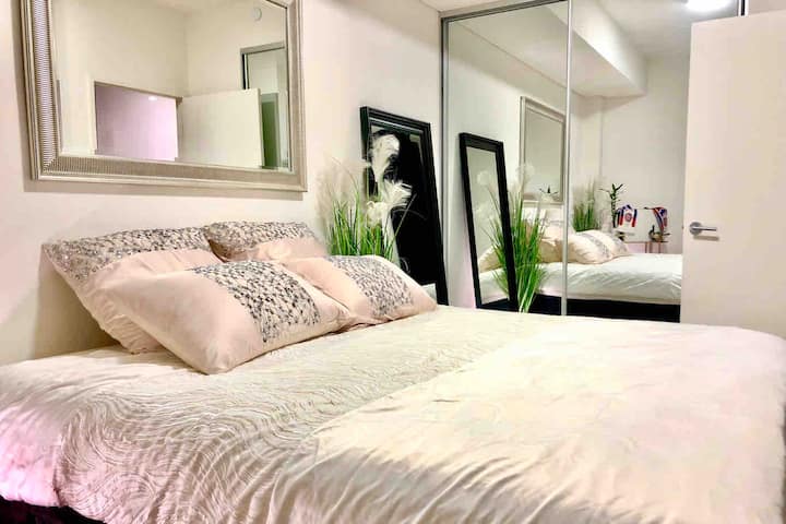 带加大双人床的第二间卧室