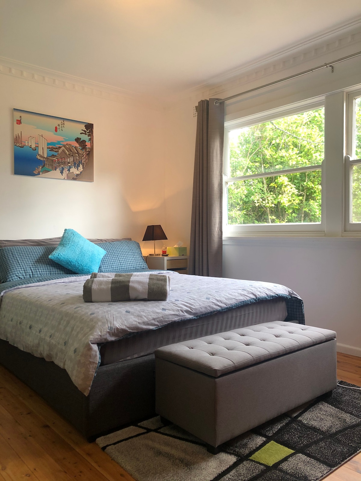 Chambre principale avec belle vue sur le jardin ensoleillé 