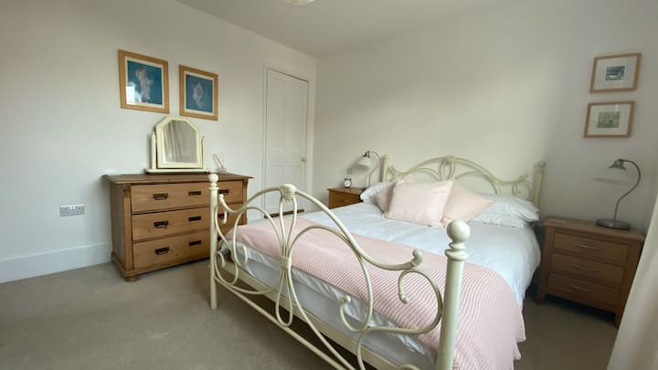 Dormitorio 1: habitación doble con inodoro en suite.