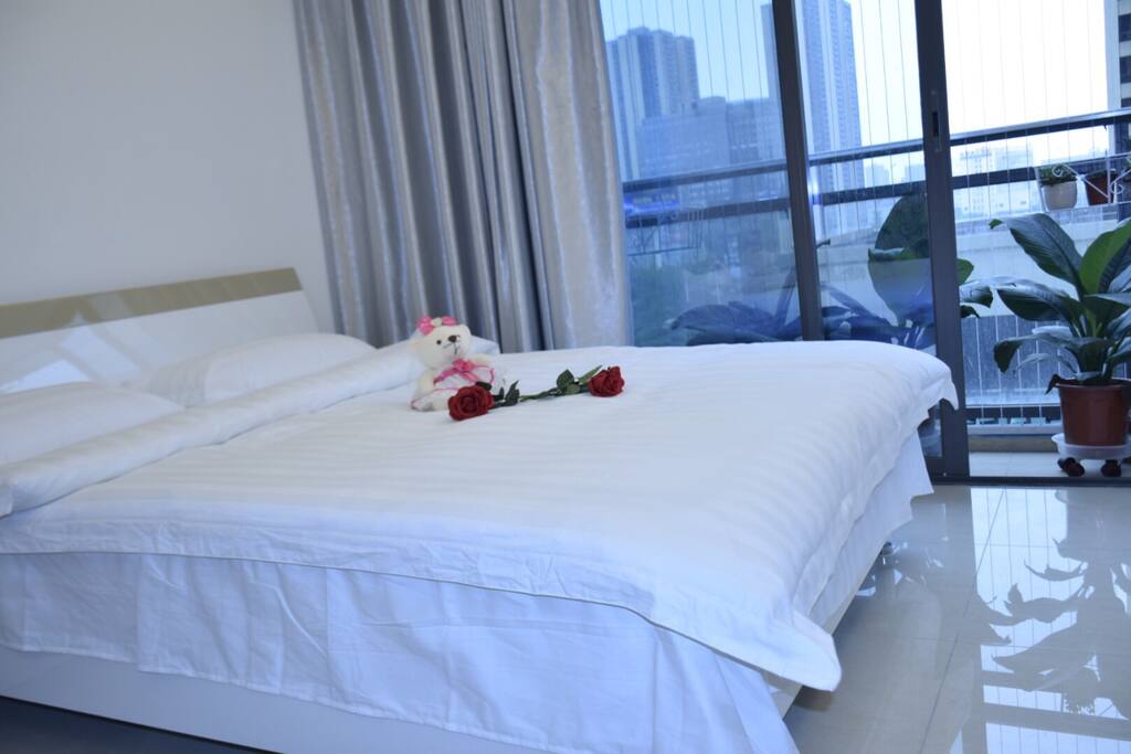 1.8*2米大床结合落地飘窗,无缝观景阳台。1.8*2 meter bed with landing window, seamless viewing balcony.