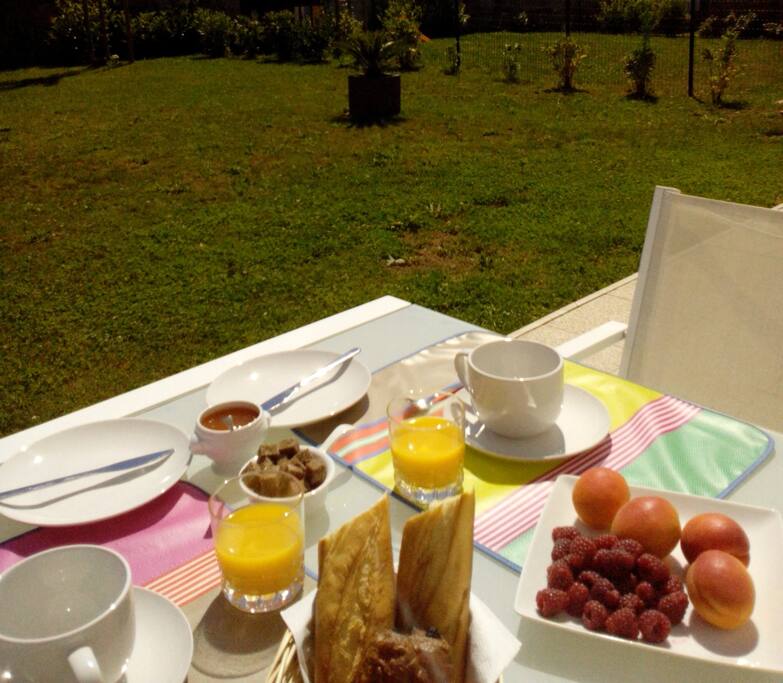 possibilité de prendre le petit déjeuner sur la terrasse