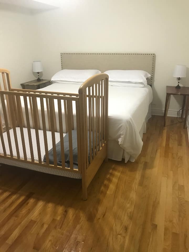 غرفة النوم الرئيسية في الطابق السفلي #2
-
سرير أطفال - أبواب زجاجية مزدوجة تؤدي إلى فناء صغير مع طاولة وكرسيين 
-حمام كامل ملحق. - دش طويل 
(ستارة) 
- حوض - 
مرحاض