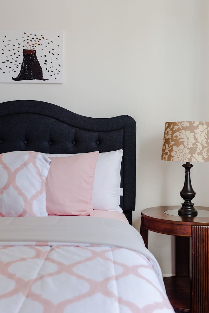 Chaja ya vifaa vingi iliyotolewa kwenye stand ya usiku chini ya taa