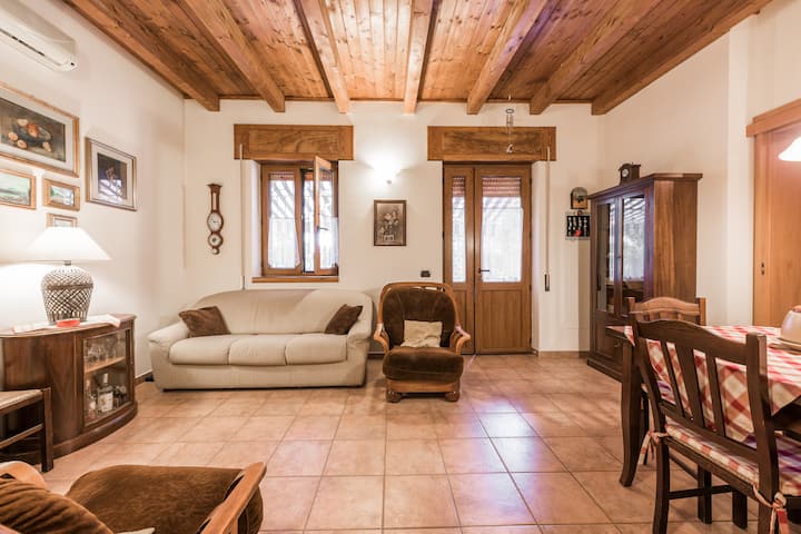 Дневна соба со кауч на спуштање.