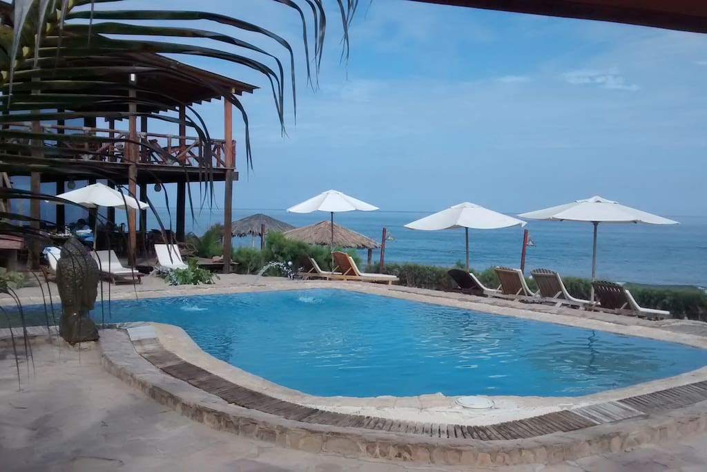 Piscina y reastaurant
