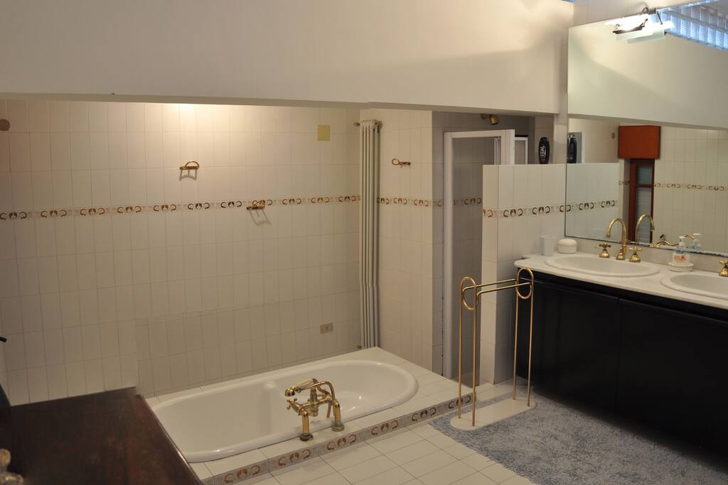 Bagno esterno ad uso esclusivo per la camera.