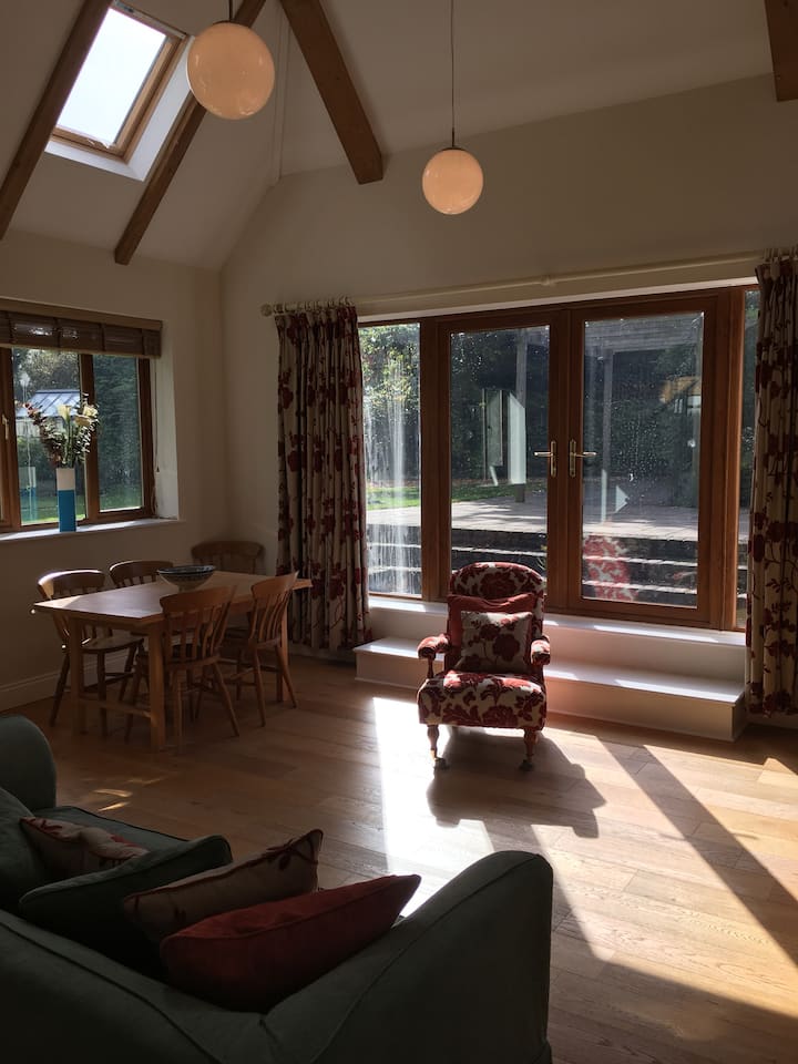 Stylish Lodge In Rural Setting Near Guildford - Guildford
